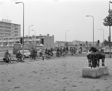 855228 Afbeelding van overstekende fietsers op de kruising van de Jan van Galenstraat en de Kardinaal de Jongweg te ...